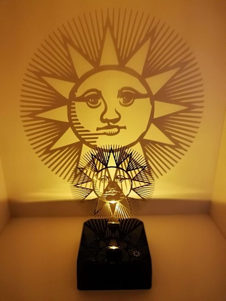 Akku Schattenwerfer LED Tischlampe „Shadow“ – Sonnenmotiv, kabellos & dimmbar