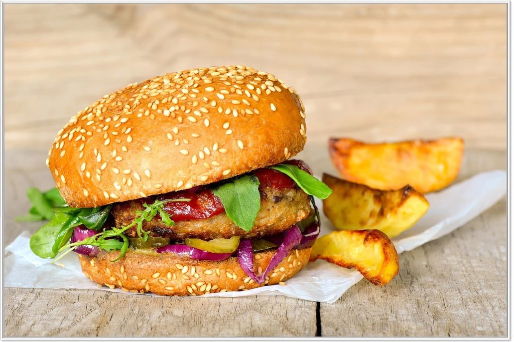 Wallario Wandbild Burger mit frischem Salat und Pommes, Größe: 61 x 91,50 cm, Poster mit weißem Aluminiumrahmen