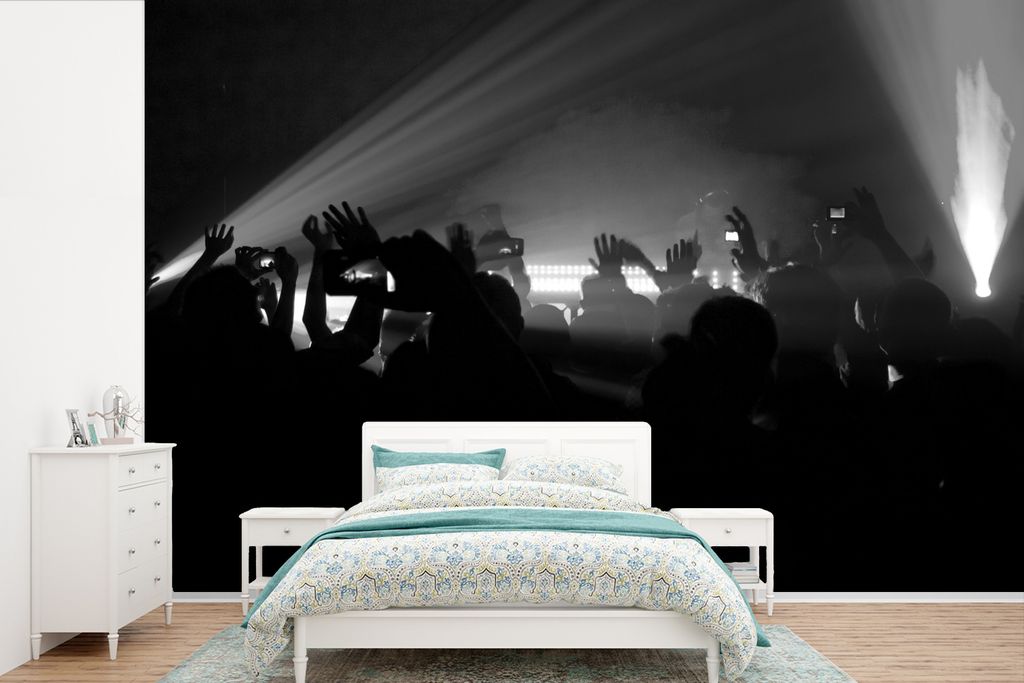 MuchoWow Fototapete für Wohnzimmer oder Schlafzimmer Wandtapete Vinyl Motivtapete Tanzende Menschen unter grünem Licht - schwarz und weiß - 33...