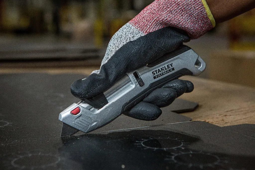 Évitez les Coupures avec le Cutter Stanley FATMAX HTS à Rétraction Auto