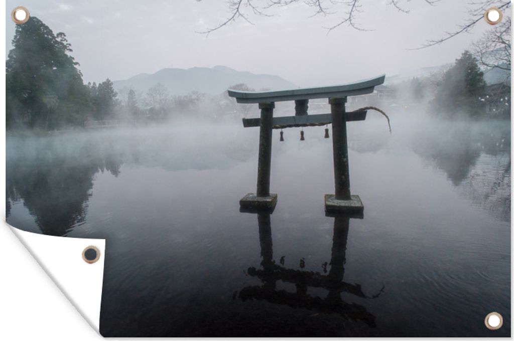 MuchoWow 60x40 cm Outdoor-Poster Gartendeko Sichtschutz Garten Poster für den Garten Schwarz-Weiß-Foto eines japanischen Torii-Tors auf dem Wasser