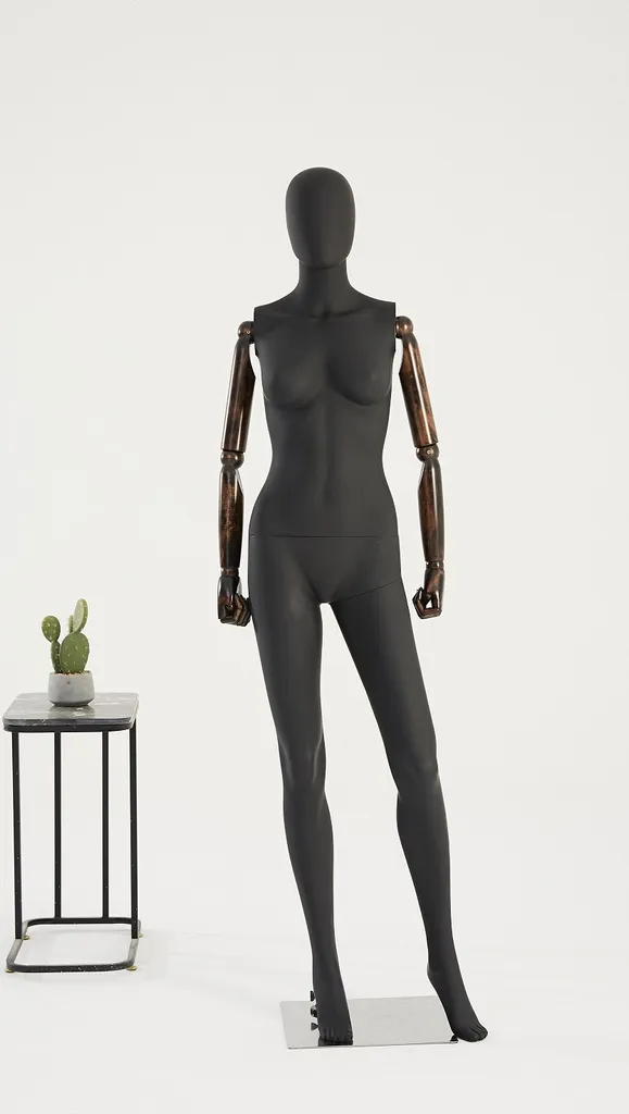 Mannequin de vitrine femme abstrait noir mat et bras articulés en bois clair