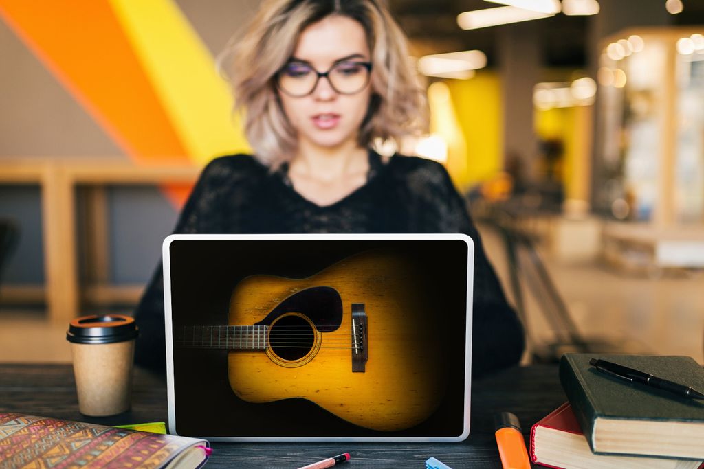 MuchoWow Laptop Aufkleber Sticker Cover Alte akustische Gitarre auf dunklem Hintergrund 31x22.5 cm - Laptop-Deko