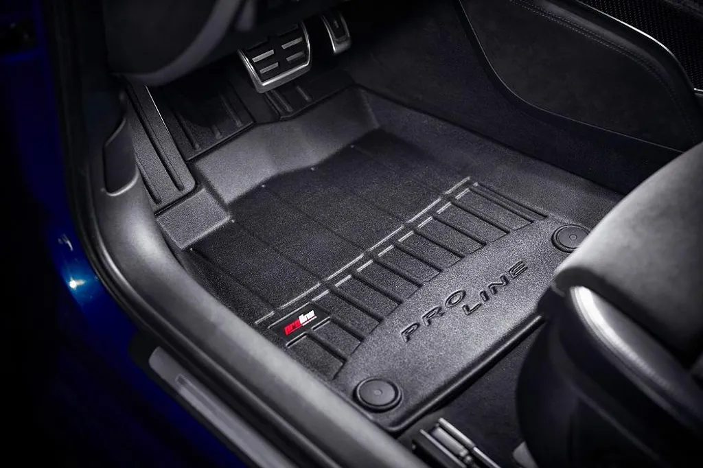 Kit Tappetini In Moquette Su Misura Per Suzuki Celerio 2014-2021 – 4 Pezzi Con Bordo Fucsia, Fondo Antiscivolo E Battitacco In Gomma, Made In Italy