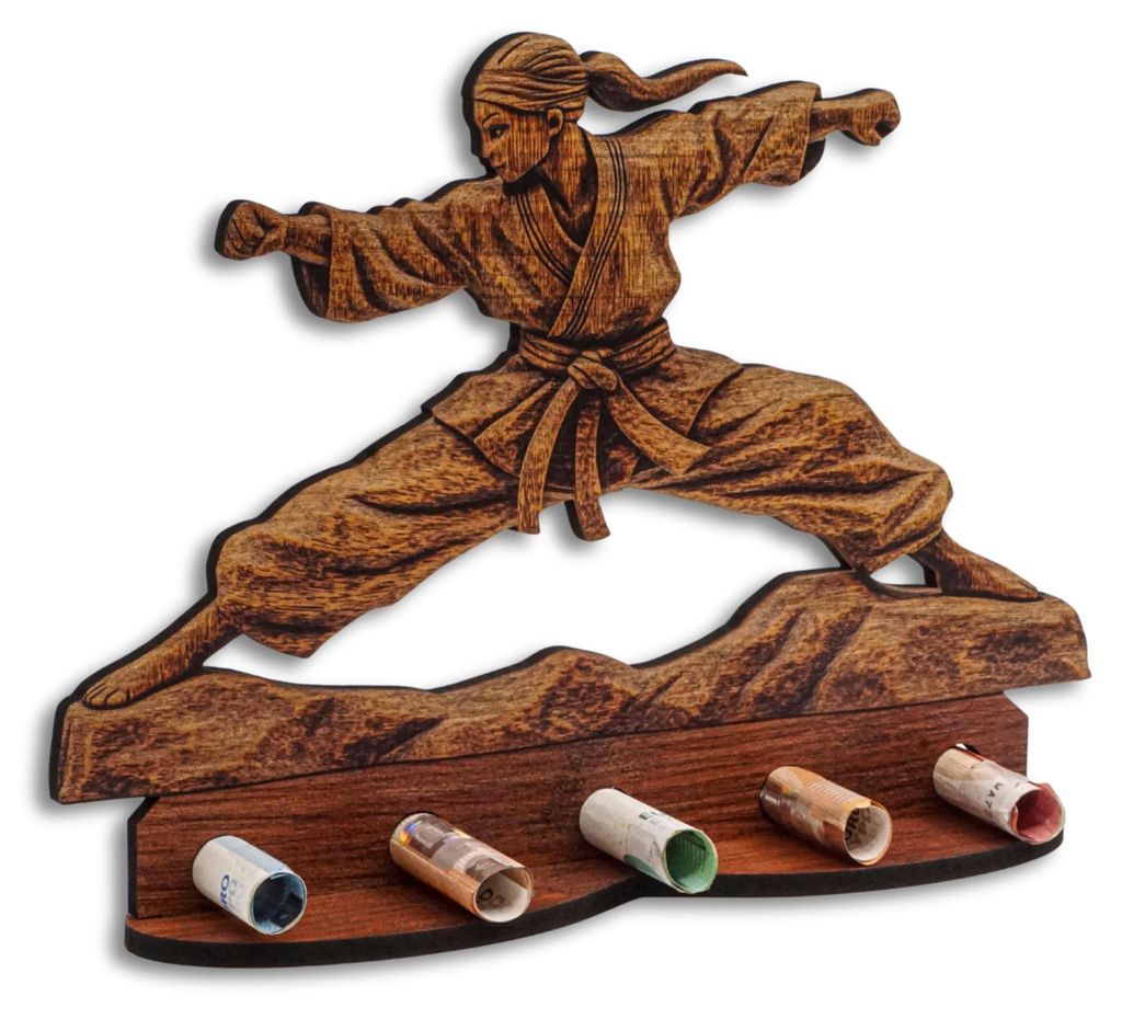 Geschenkverpackung mit Holzmaserungsmuster und Karate-Frauenmotiv.