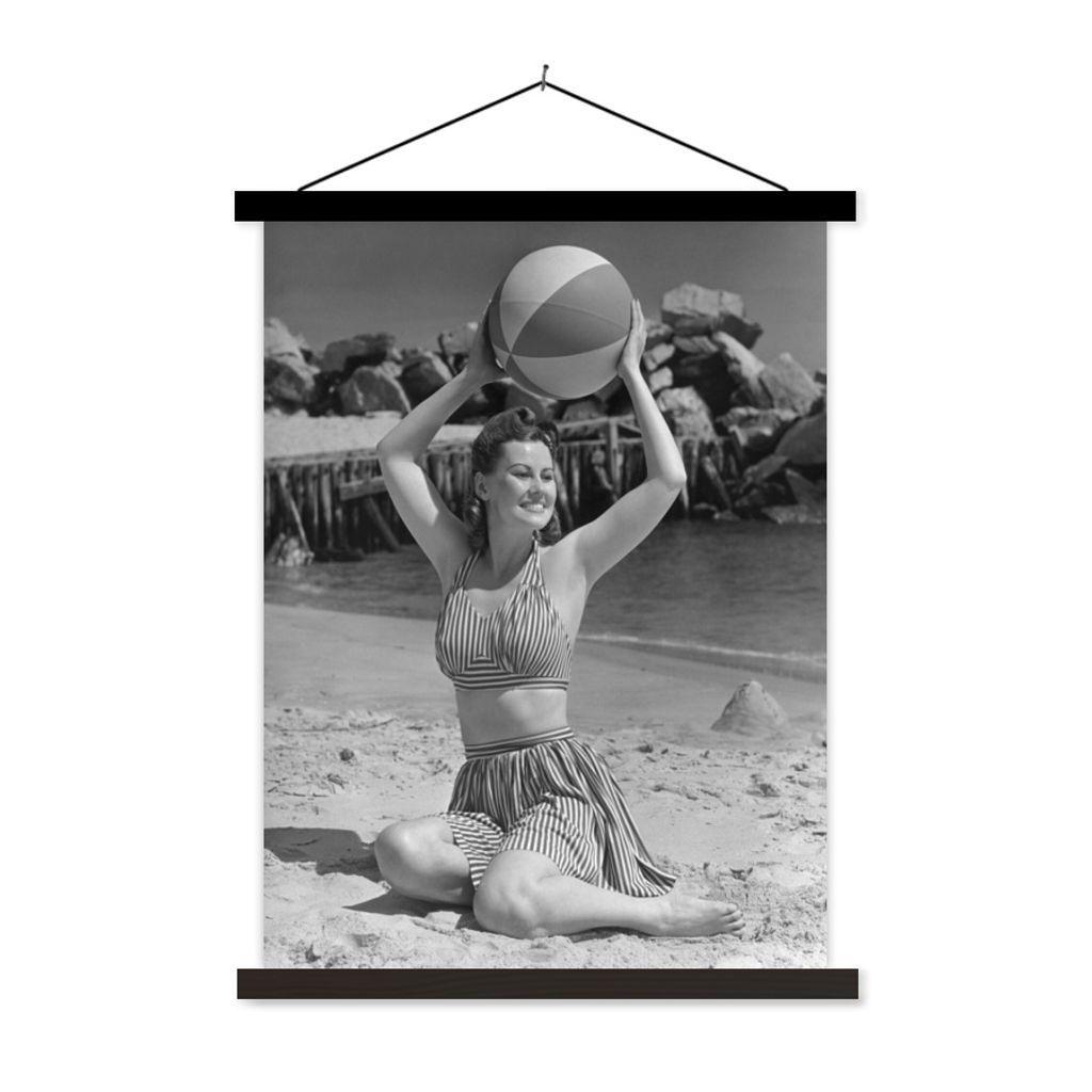 MuchoWow Textilposter Vintage Urlaub Foto einer Frau mit einem Strand Ball in schwarz und weiß 120x160 cm mit schwarzem Rahmen - Magnetischer
