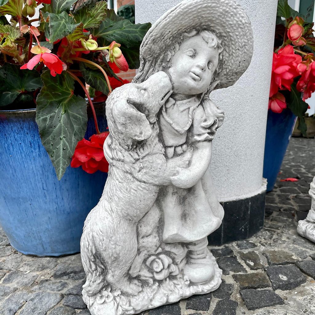 Frostbeständige Skulptur: Mädchen mit Hut, vom Hund geküsst
