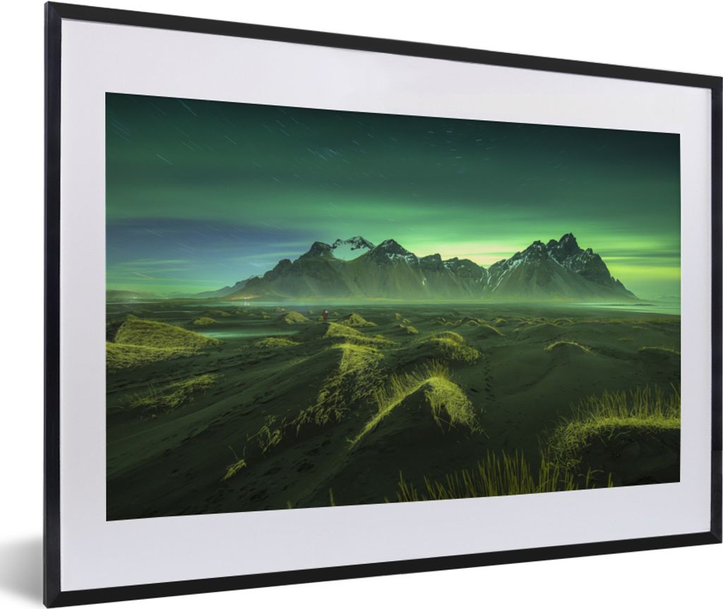 MuchoWow MuchoWow Gerahmtes Poster Nordlichter - Berg - Grün - Island 60x40 cm - Poster mit zchwarzem Bilderrahmen - Schlafzimmer - Plakat in ...