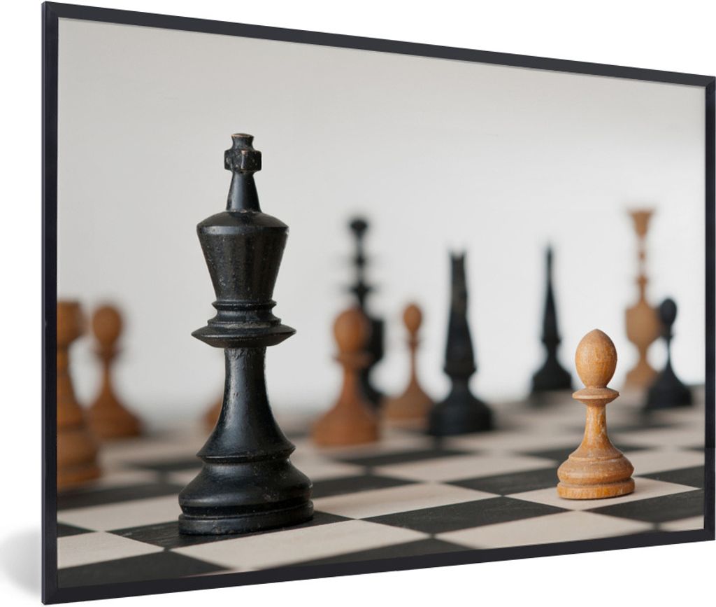 MuchoWow Gerahmtes Poster Eine Schachpartie auf dem Brett 30x20 cm - Poster mit Schwarzem Bilderrahmen Wandposter Rahmen Foto Bilder - Kunstdruck...