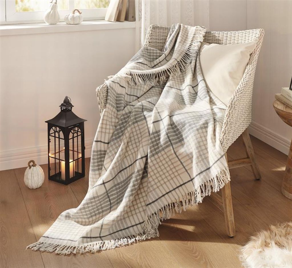 Kuscheldecke "Fringes" in weiß / grau, 150x200 cm, 70% Baumwolle, hochwertige Wohndecke, Sofadecke, Couchdecke