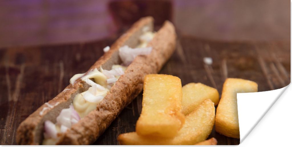 MuchoWow Poster Ein Frikandel mit kleinen Pommes frites auf einem Holzbrett 120x60 cm - Bild