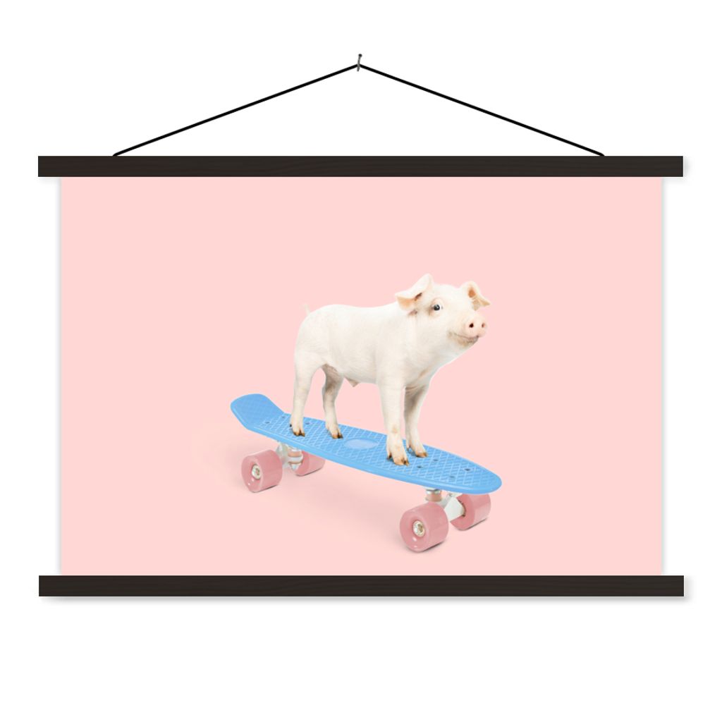 MuchoWow Textilposter Schwein - Rosa - Skateboard - Blau - Tiere 150x100 cm mit schwarzem Rahmen - Schlafzimmer