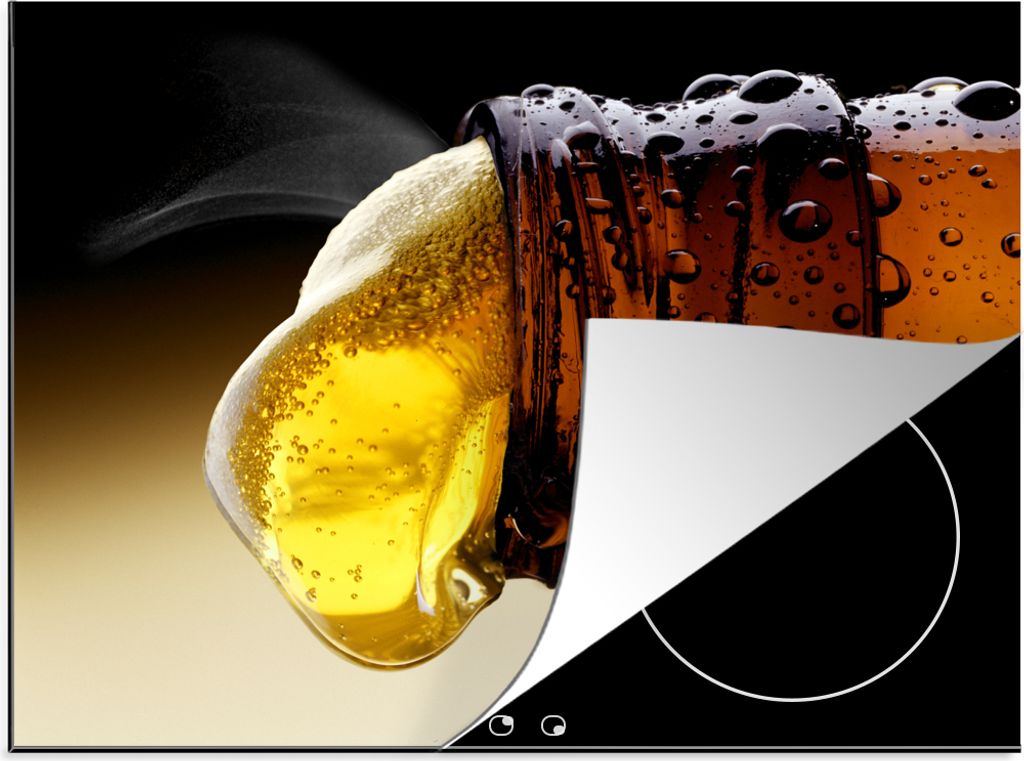 KitchenYeah Herdabdeckplatte Einschenken von Bier aus einer Bierflasche , 57x51cm, Küche Deko, Glaskeramikkochfeld Herdabdeckung, Abdeckplatte f...