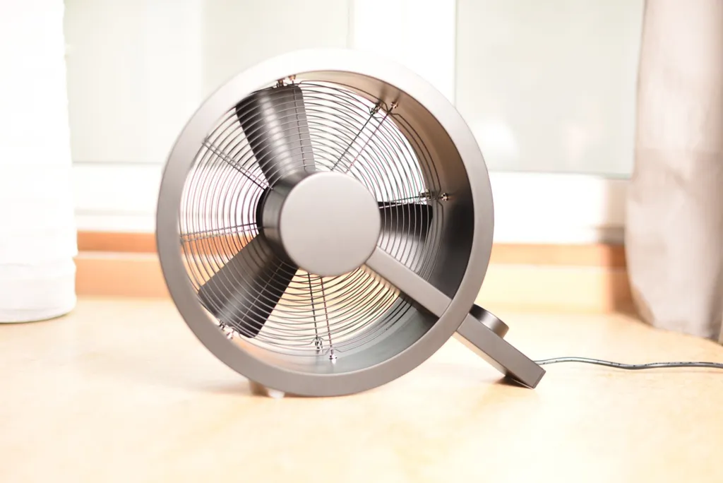 Ventilateur de bureau Stadler Form Q argent pour rafraîchir le salon