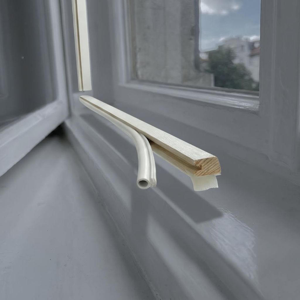 Dichtleiste speziell für Holzfenster im Altbau, inklusive Silikondichtung in weiß.