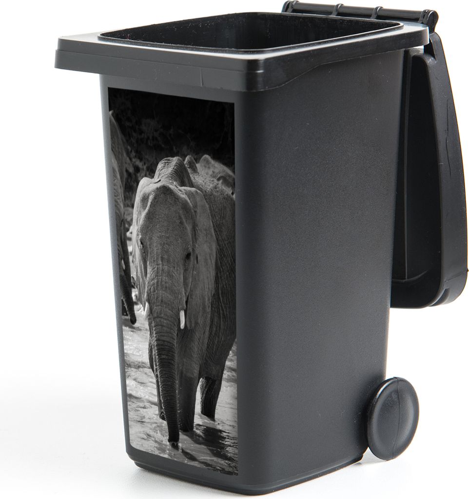 MuchoWow Mülltonnenaufkleber Familie Elefanten im Wasser in schwarz und weiß 44x98 cm - Containeraufkleber - Aufkleber - Mülltonnen-Aufkleber