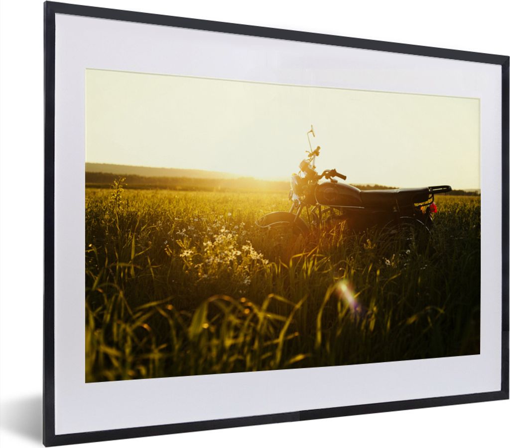 MuchoWow MuchoWow Gerahmtes Poster Ein geparktes Motorrad in einer ländlichen Gegend bei Sonnenaufgang 40x30 cm - Poster mit zchwarzem Bilderr...