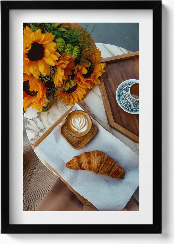 Französisches Croissant und Kaffee– Wandbild mit Rahmen – Gerahmtes Bild – Wanddekoration – 40x60 cm – Schwarz