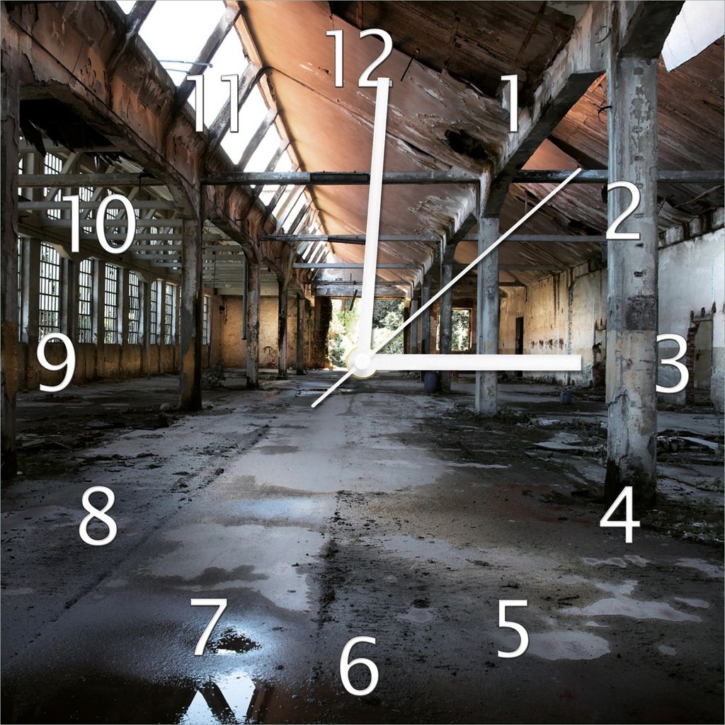 Wallario Design Wanduhr Alte Industriehalle leerstehend und einsam aus Echtglas, Größe 30 x 30 cm