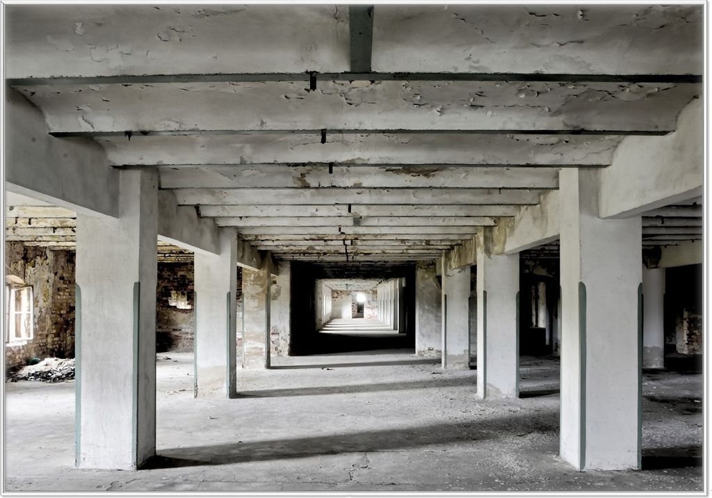 Wallario Wandbild Alte Industriehalle - einsame Lagerhalle einer Brauerei, Größe: 70,30 x 100,30 cm, Poster mit weißem Kunststoffrahmen