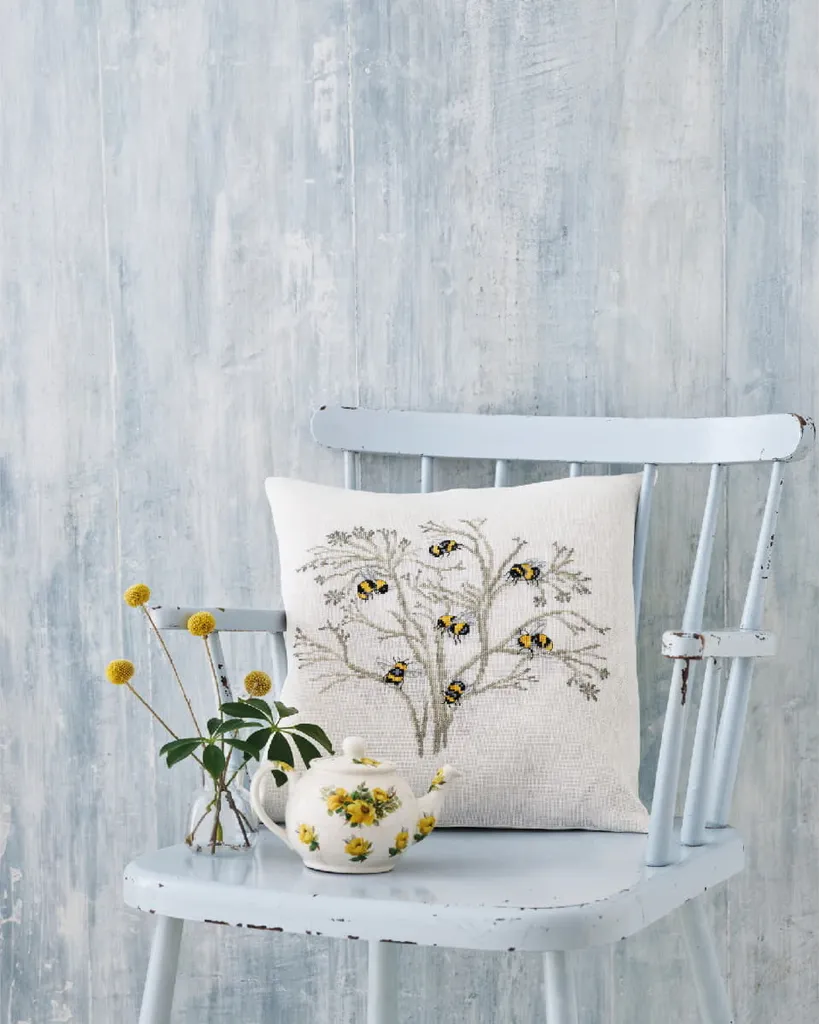 Kit Broderie Point Compté Coussin Abeilles Permin en Coton 40x40cm