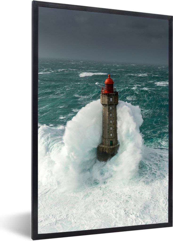 MuchoWow Gerahmtes Poster Der Leuchtturm von la Jument in Frankreich vor einem grauen Himmel 60x90 cm - Poster mit Schwarzem Bilderrahmen Wandpos...