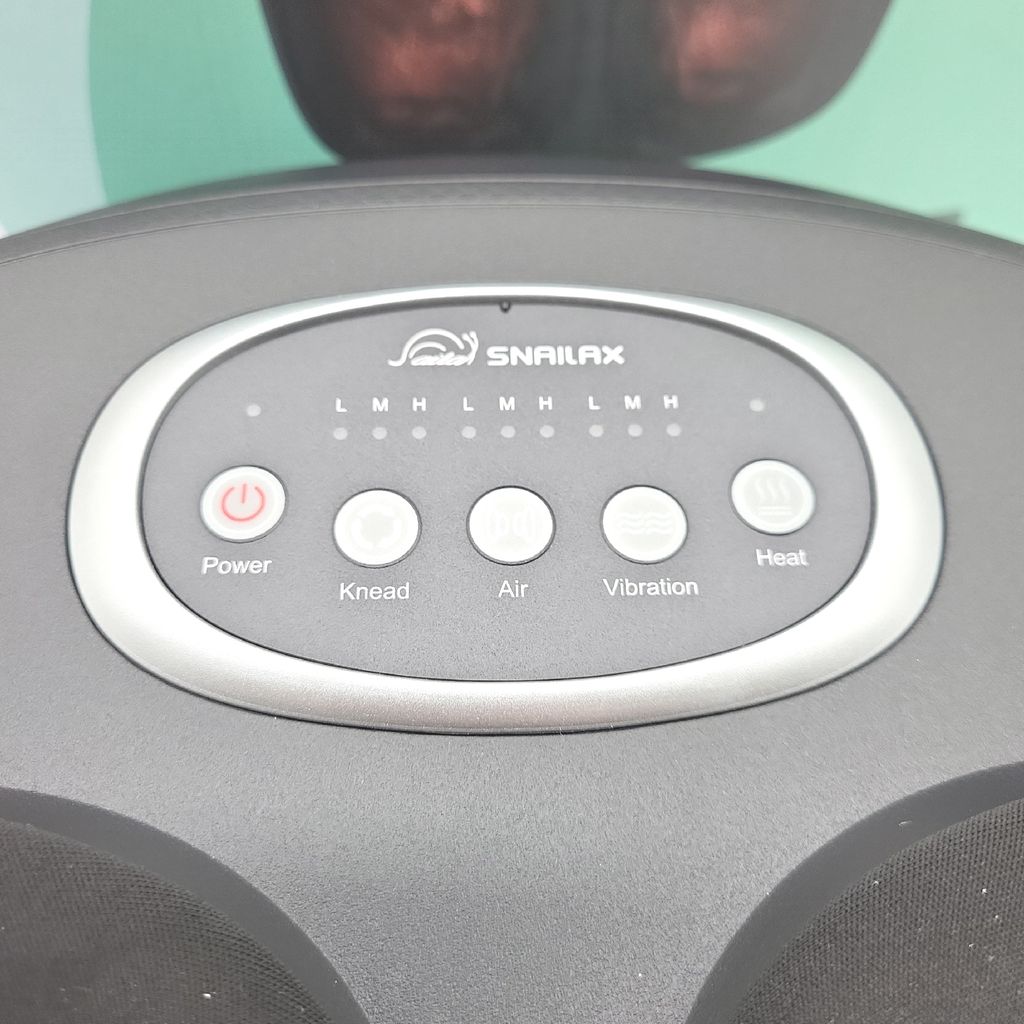 snailax vibration fußmassagegerät Schwarz-weißes Boudoir-Porträt einer sexy Frau in Unterwäsche, die auf  einem Stuhl posiert.... Stock-Foto MXI33859 main image 0