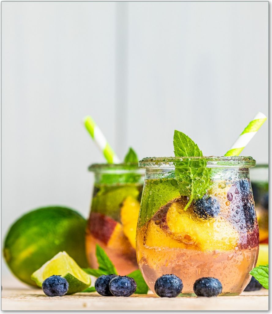 Wallario Herdabdeckplatte aus Glas, Größe 52 x 60 cm 1-teilig, Motiv Erfrischender Eistee mit Pfirsichen und Blaubeeren