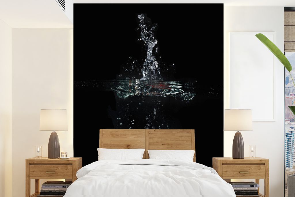 MuchoWow Fototapete für Wohnzimmer oder Schlafzimmer Wandtapete Vinyl Motivtapete Eine rote Chili fällt ins Wasser - 190x260 cm - Papiertapete