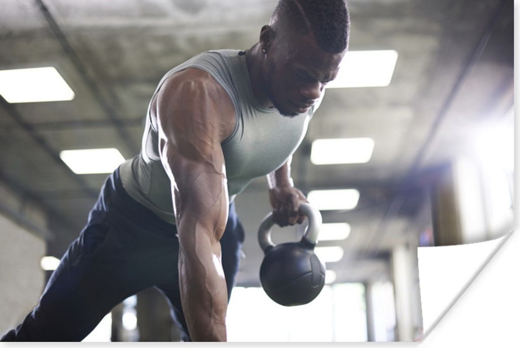 MuchoWow Poster Ein starker Mann hebt Kettlebells beim Fitness 60x40 cm - Schlafzimmerdekoration