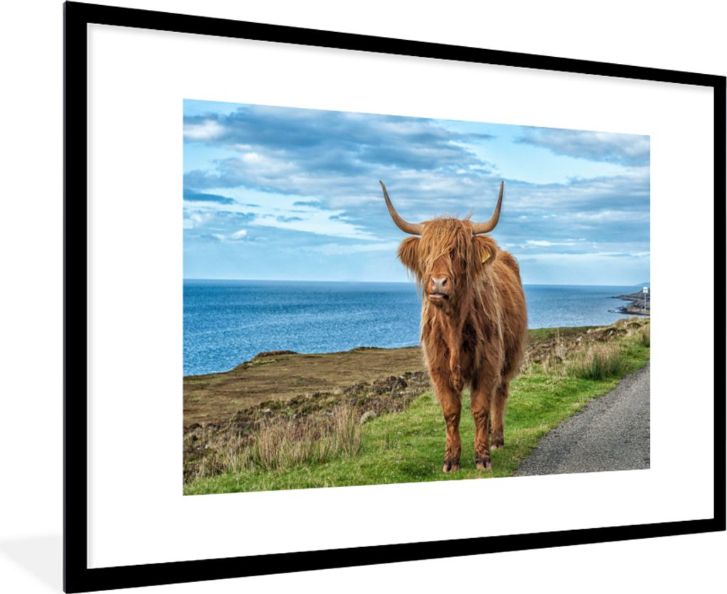MuchoWow Gerahmtes Poster Schottischer Highlander - Wasser - Hörner 90x60 cm - Poster mit Schwarzem Bilderrahmen Wandposter Rahmen Foto Bilder -...