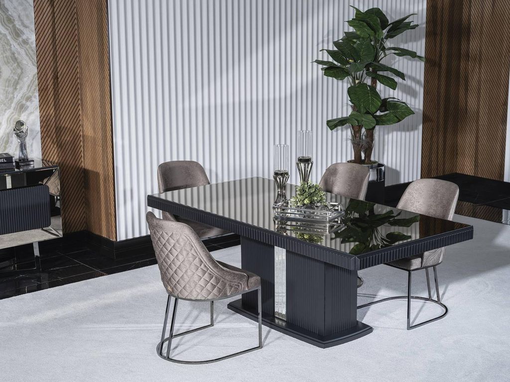 Elegantes Graues Esszimmer Set aus Holz mit modernen Stühlen