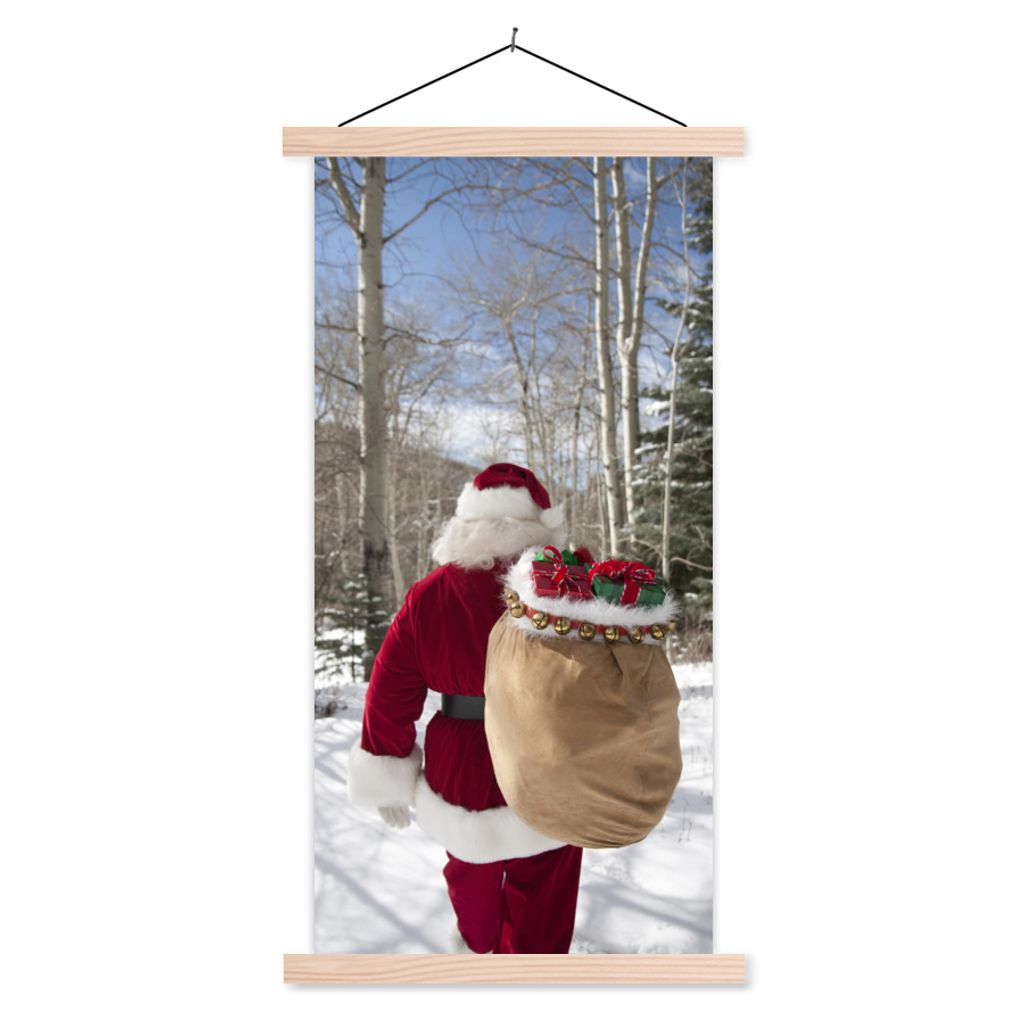 MuchoWow Textilposter Der Weihnachtsmann geht mit einem Sack voller Weihnachtsgeschenke durch einen Wald 40x80 cm mit holzfarbenen Rahmen - Wohnz...
