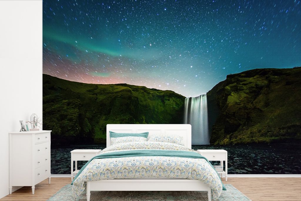 MuchoWow Fototapete für Wohnzimmer oder Schlafzimmer Wandtapete Vinyl Motivtapete Ein Wasserfall in Island bei Nacht - 450x300 cm - Gemusterte