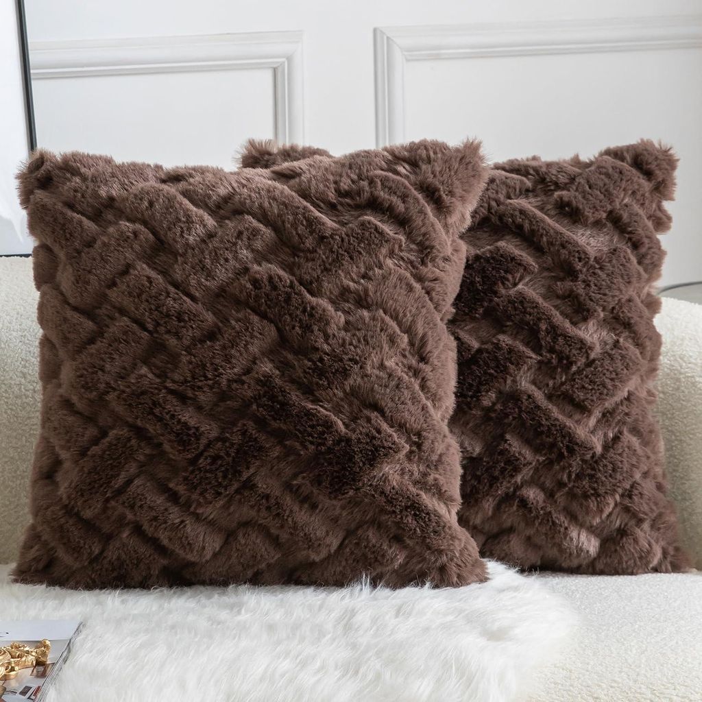 Set aus 2 dekorativen Kissenbezügen aus dickem, plüschigem Kunstkaninchenfell für Sofa, Bett und Wohnzimmer, 55 x 55 cm, schokoladenbraun.