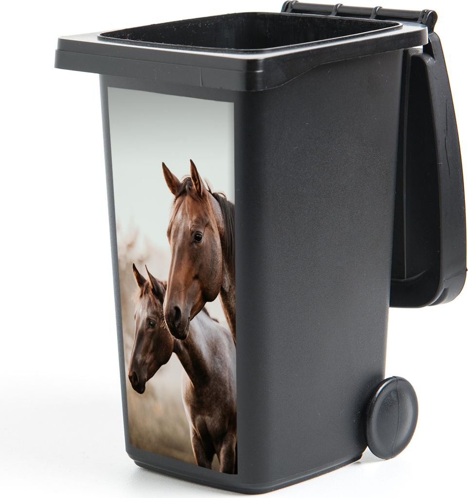 MuchoWow Mülltonnenaufkleber Pferde - Natur - Braun 44x98 cm - Containeraufkleber - Aufkleber - Mülltonnen-Aufkleber