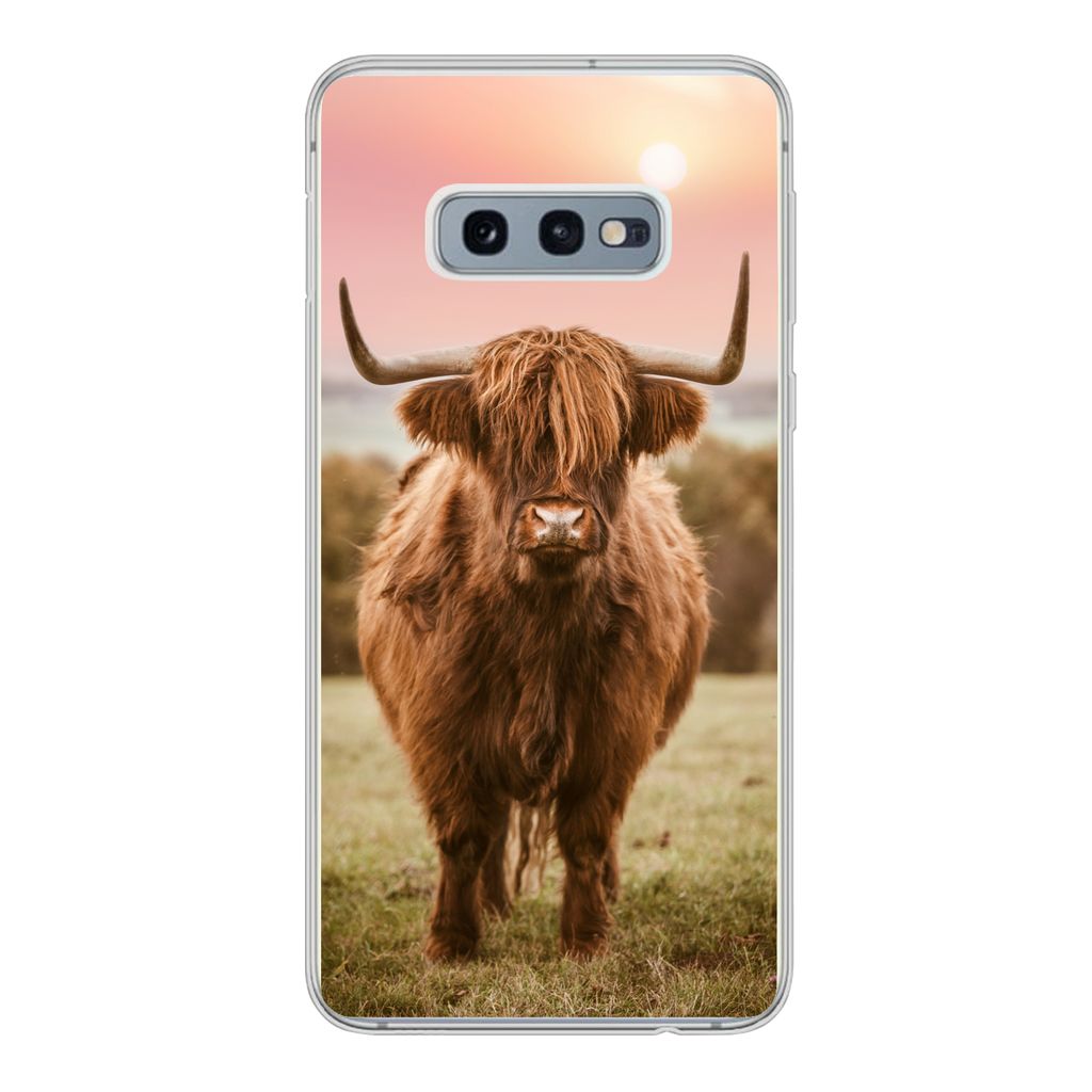MuchoWow Handyhülle Schutzhülle Hülle für Samsung Galaxy S10e Schottischer Highlander - Sonne - Himmel Silikon Softcase Handy Hülle - Handy
