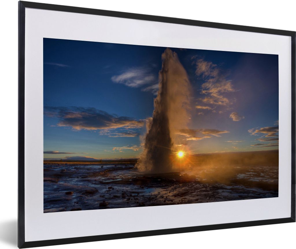 MuchoWow MuchoWow Gerahmtes Poster Sonnenaufgang über dem berühmten Geysir in Island 60x40 cm - Poster mit zchwarzem Bilderrahmen - Schlafzim...