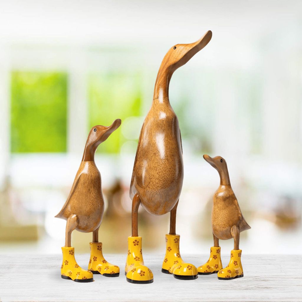 Handgefertigte Deko-Figur Ente mit gelb geblümten Stiefeln aus Holz, ca 25cm