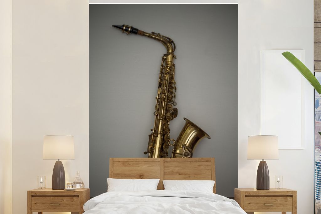 MuchoWow Fototapete für Wohnzimmer oder Schlafzimmer Wandtapete Vinyl Motivtapete Saxophon vor einer grauen Wand - 180x280 cm - Wallpaper