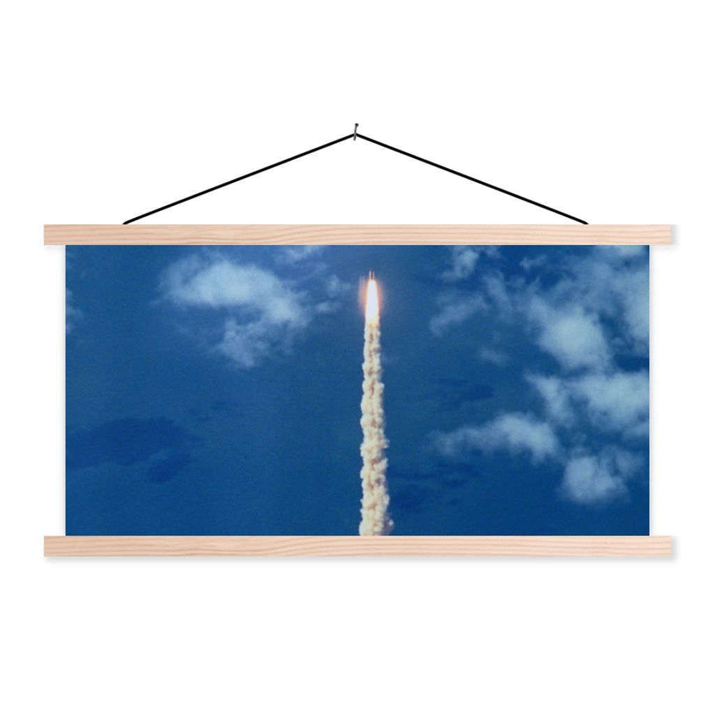 MuchoWow Textilposter Eine Luftaufnahme der Raumfähre, die in den Himmel fliegt 60x30 cm mit holzfarbenen Rahmen - Dekoration