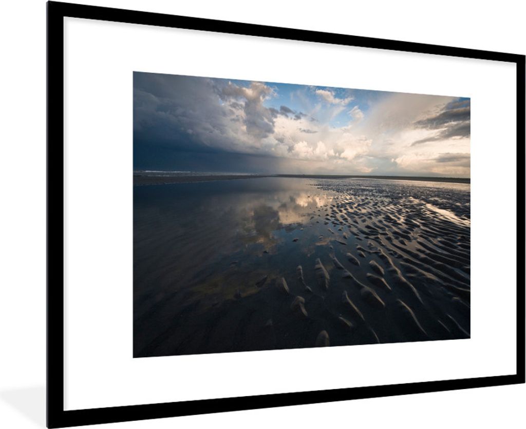 MuchoWow Gerahmtes Poster Blick auf das dunkle Wasser bei Terschelling 90x60 cm - Poster mit Schwarzem Bilderrahmen Wandposter Rahmen Foto Bilder...