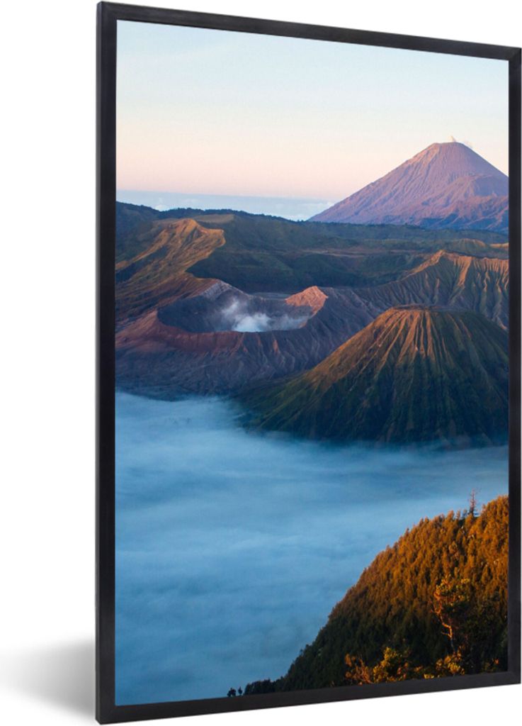 MuchoWow Gerahmtes Poster Vulkan - Natur - Nebel 20x30 cm - Poster mit Schwarzem Bilderrahmen Wandposter Rahmen Foto Bilder - Drucken - Bilder Po...