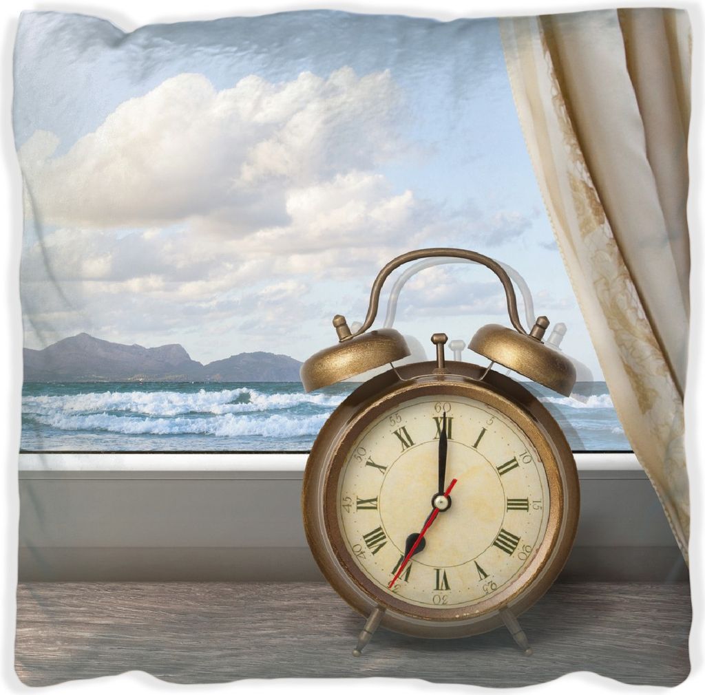 Wallario Premium Kissen, weiche Oberfläche, mit Motiv Guten Morgen sagt das Meer - Wecker und Vorhang am Fenster, Größe: 40 x 40 cm, mit weißer...