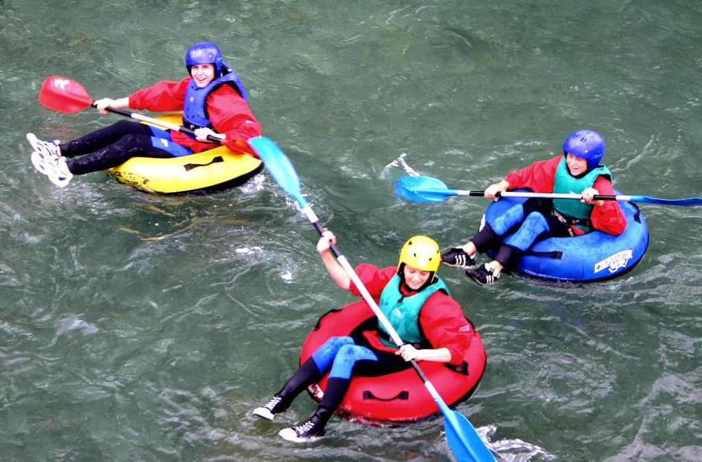 Jochen Schweizer Wildwasser-Tubing; Erlebnis verschenken oder selbst erleben; 5 bis 10 Personen je Gruppe.