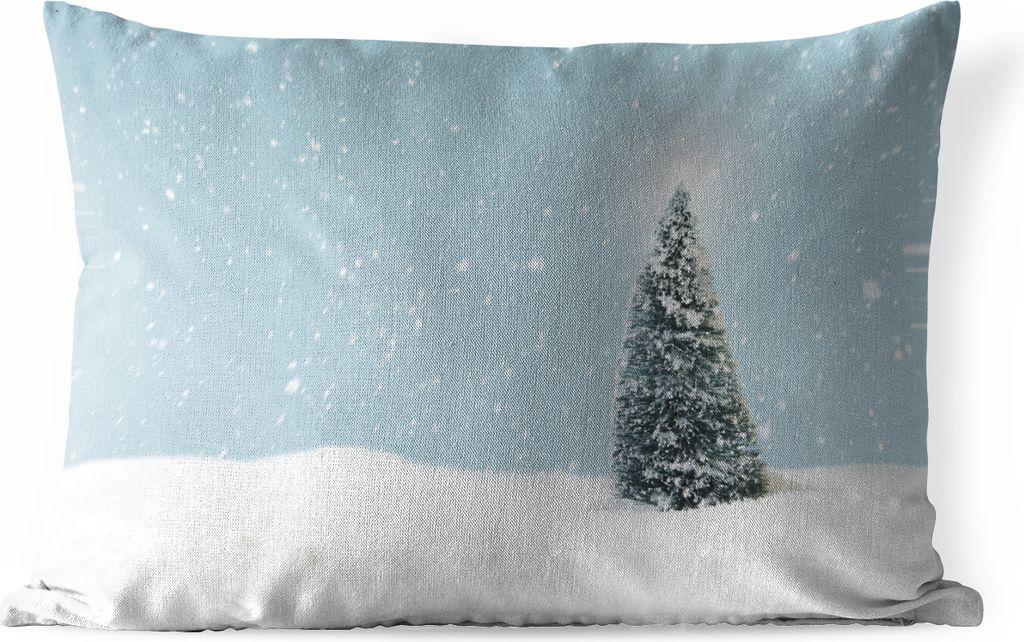 MuchoWow Outdoor Kissen - Ein Weihnachtsbaum in einer verschneiten Landschaft und einem blauen Himmel - 50x30 cm - Wetterfest - Lounge Kissen - S...