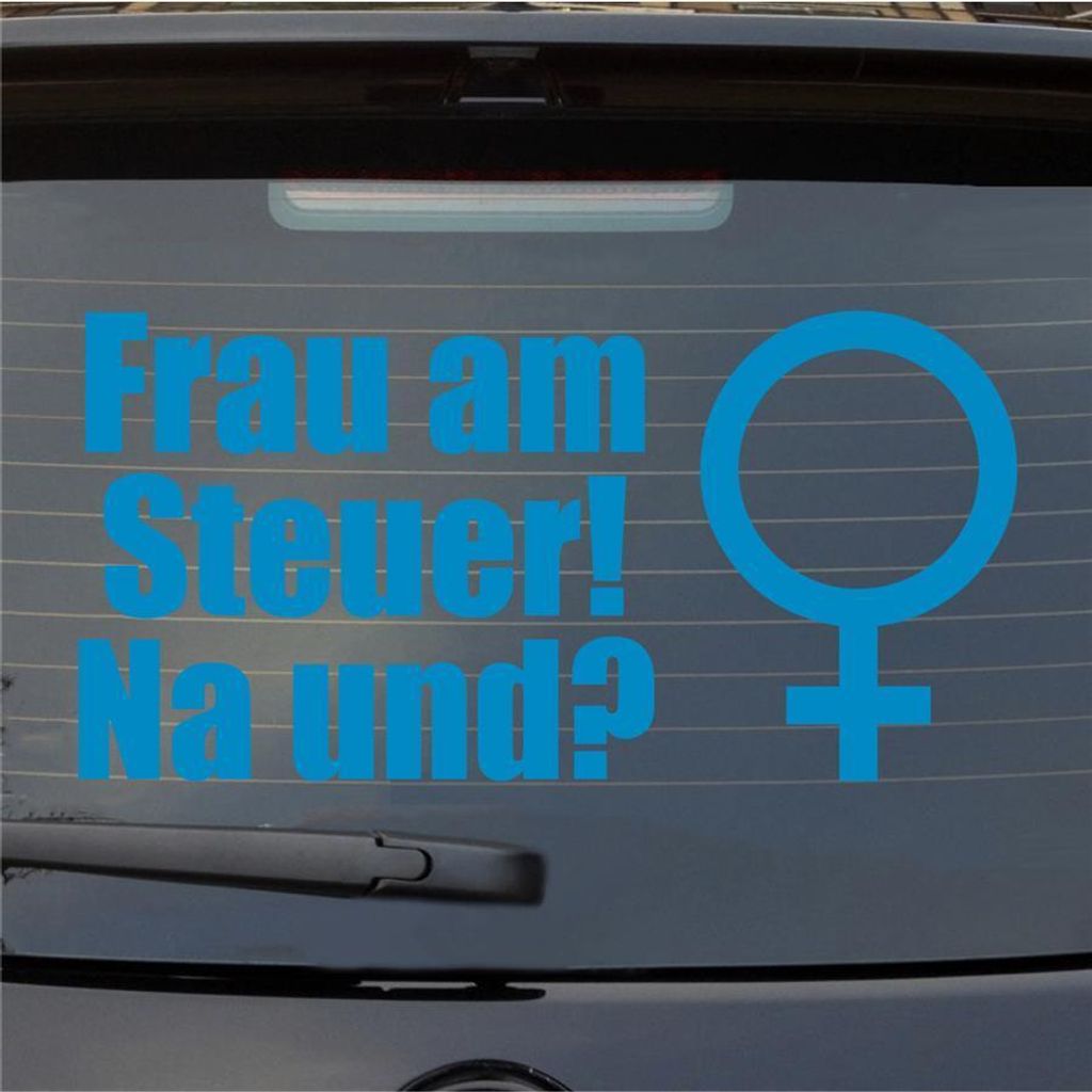 Heckscheibenaufkleber Frau am Steuer Na und? 55x27,5 cm Hellblau Auto Aufkleber Sticker