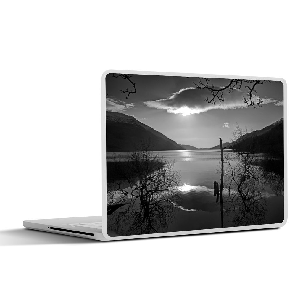 MuchoWow Laptop Aufkleber Sticker Cover Sonnenaufgang über dem See Loch Lomond in Schottland - schwarz und weiß 25x18 cm - Laptop-Deko
