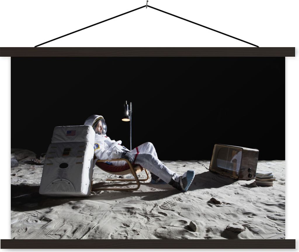 MuchoWow Textilposter Astronaut - Mond - Fernsehen 60x40 cm mit schwarzem Rahmen - Hölzernes
