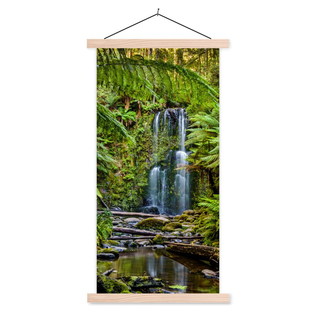 MuchoWow Textilposter Wasserfälle tief in den Regenwäldern von Victoria 40x80 cm mit holzfarbenen Rahmen - Wohnzimmer